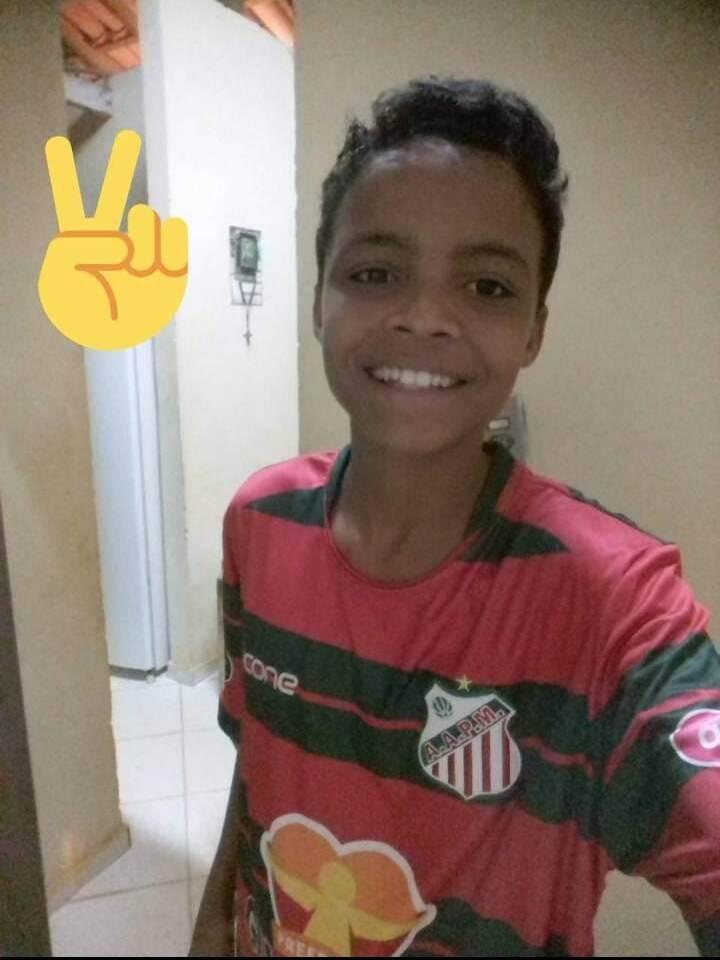 Garoto esbanja alegria após ganhar camisa da lusa guanambiense em promoção realizada pela TV Clipe