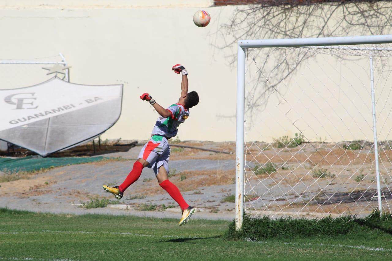 Suel brilha na retaguarda lusitana e destaca com defesas milagrosas Suel brilha na retaguarda lusitana e destaca com defesas milagrosas