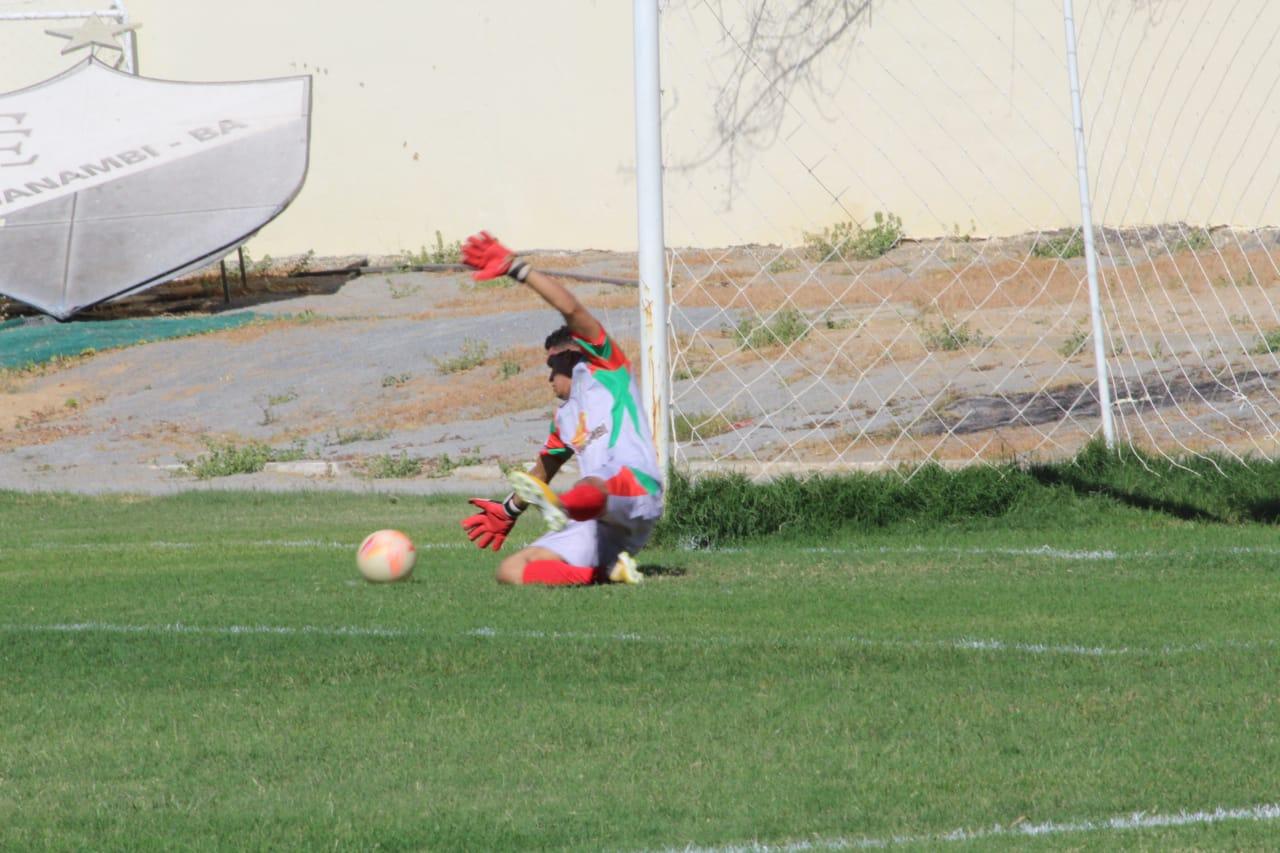 Suel brilha na retaguarda lusitana e destaca com defesas milagrosas Suel brilha na retaguarda lusitana e destaca com defesas milagrosas