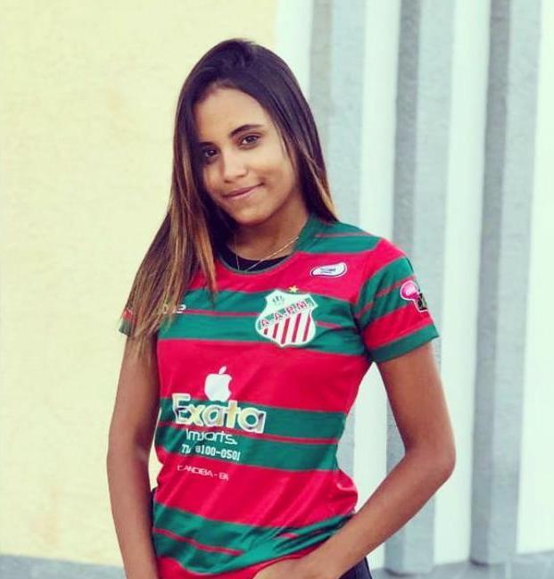 Torcedora veste o “manto lusitano” e esbanja muito charme