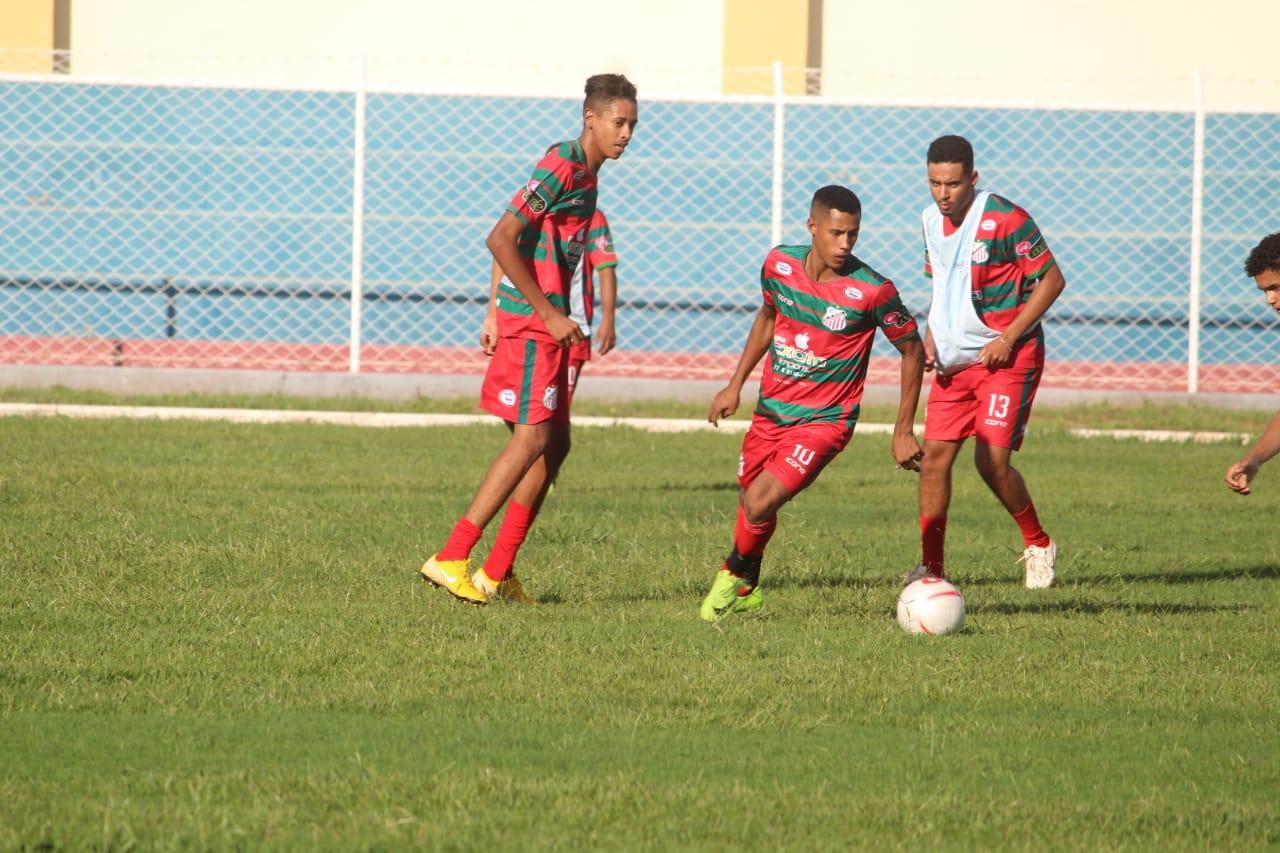 Atacante Douglas dar “chapéu” nos rivais e garante permanência na Portuguesa de Mandacaru