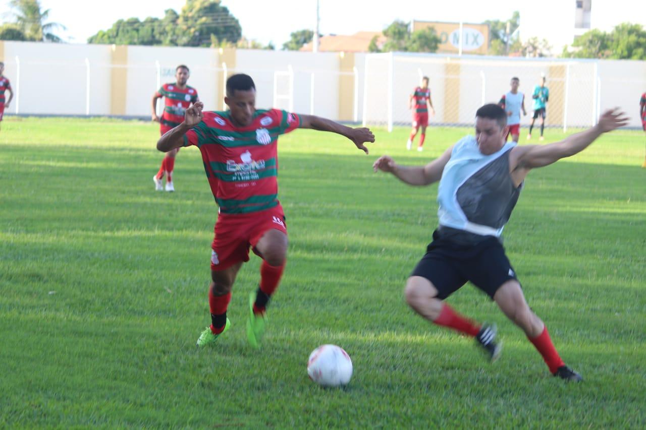 Atacante Douglas dar “chapéu” nos rivais e garante permanência na Portuguesa de Mandacaru