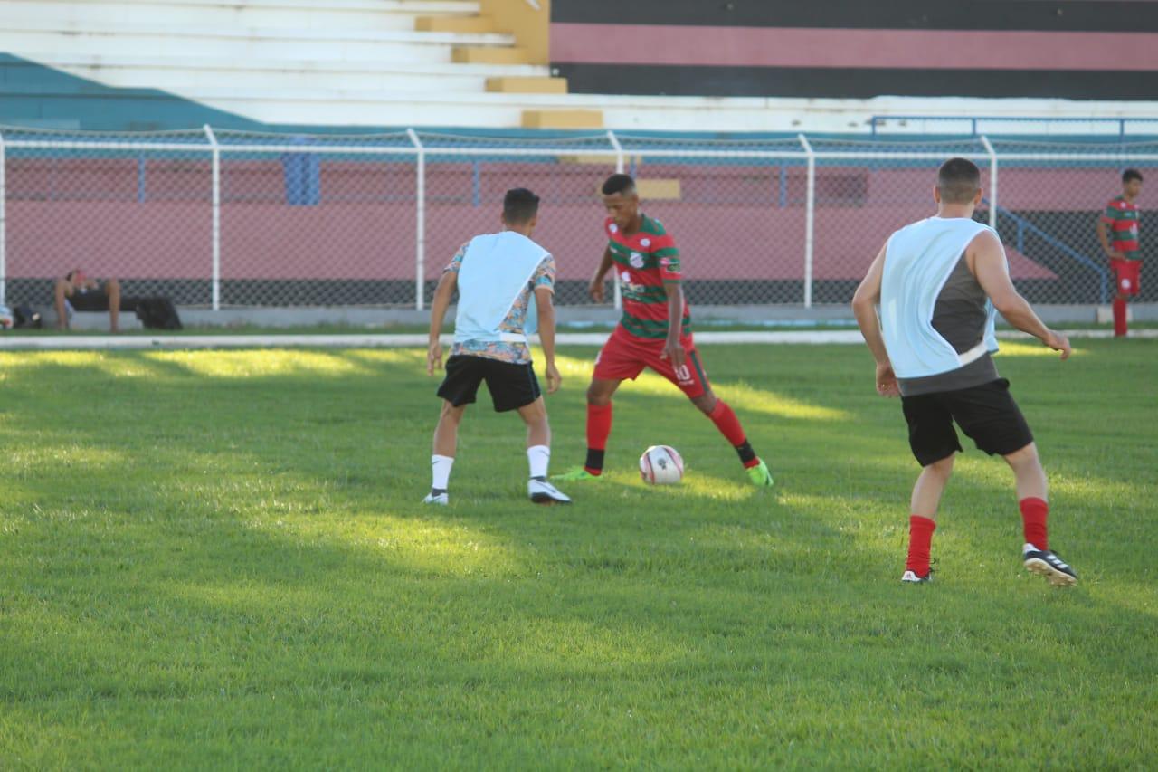 Atacante Douglas dar “chapéu” nos rivais e garante permanência na Portuguesa de Mandacaru