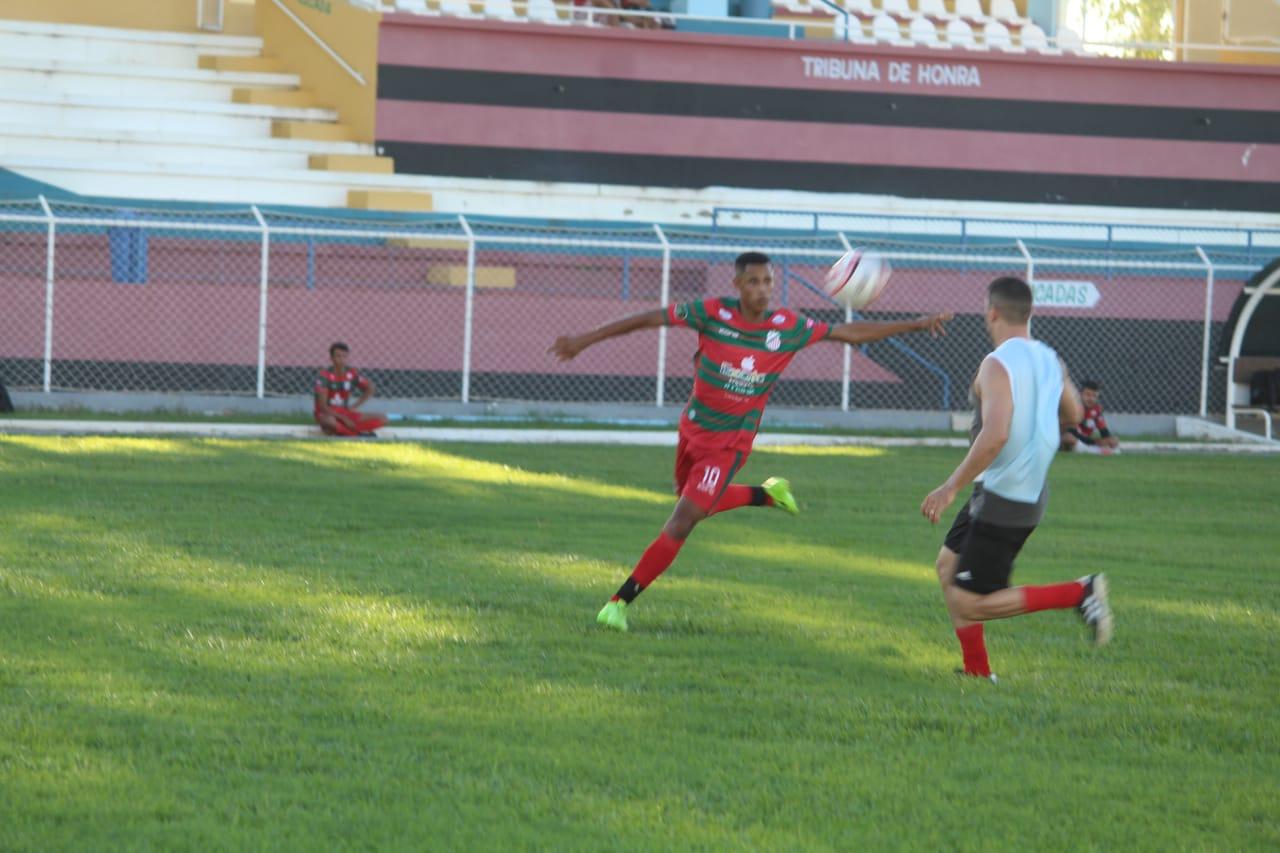 Atacante Douglas dar “chapéu” nos rivais e garante permanência na Portuguesa de Mandacaru