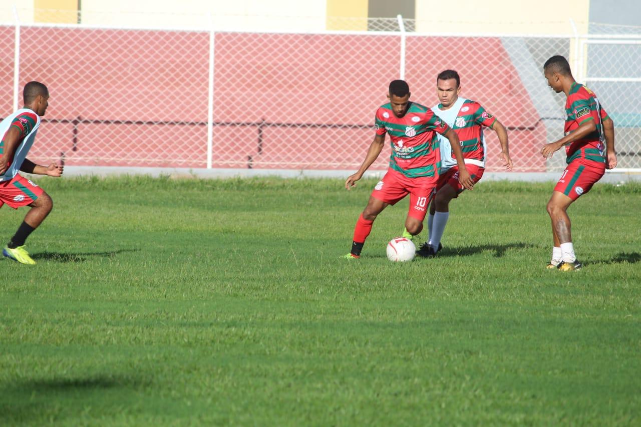 Atacante Douglas dar “chapéu” nos rivais e garante permanência na Portuguesa de Mandacaru