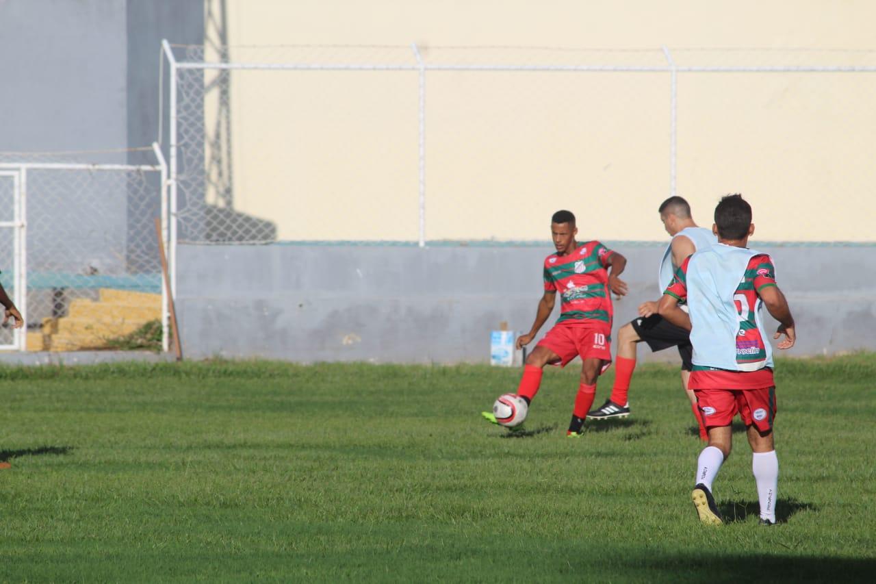 Atacante Douglas dar “chapéu” nos rivais e garante permanência na Portuguesa de Mandacaru