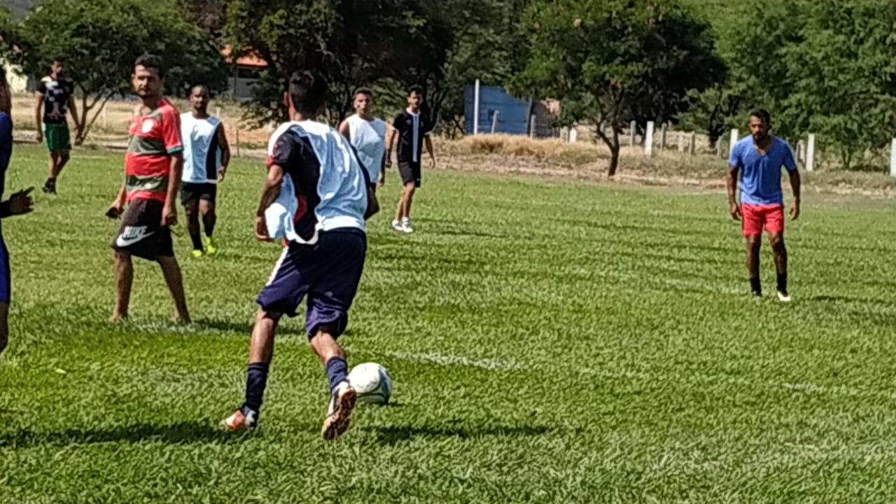 Diretor do IF Baiano - Campus Guanambi recebe camisa da lusa guanambiense em agradecimento a parceria firmada