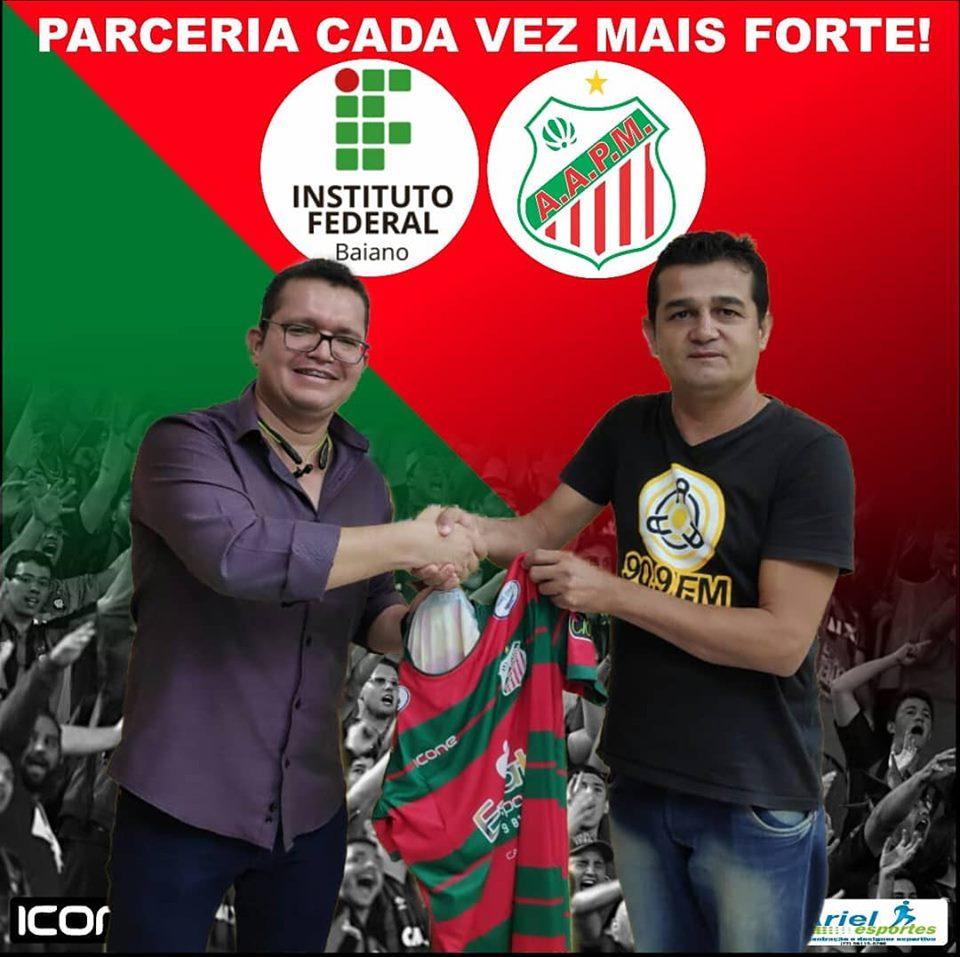 Diretor do IF Baiano - Campus Guanambi recebe camisa da lusa guanambiense em agradecimento a parceria firmada